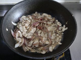 奶油蘑菇浓汤,炒至口蘑出水变软；