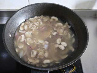 奶油蘑菇浓汤,加入浓汤宝、水（家里有高汤的小仙女记得用高汤等量换算即可）；