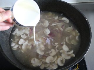 奶油蘑菇浓汤,倒入淡奶油；