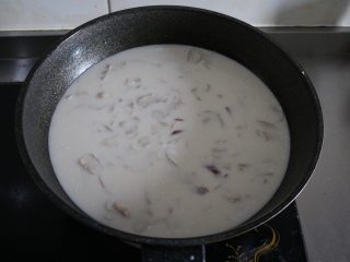 奶油蘑菇浓汤,搅拌均匀；