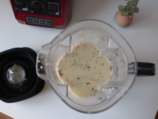 奶油蘑菇浓汤,将煮好的蘑菇汤倒入破壁机；