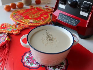 奶油蘑菇浓汤,魔力小红5分44秒即可完成口感香浓丝滑的奶油蘑菇浓汤，这个冬天一定要来一碗哦~
