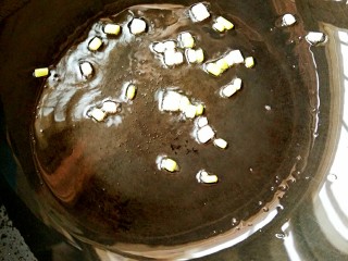 广东罗汉斋,锅中少量油烧至7成热，下葱花爆香。