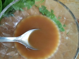 广东罗汉斋,用1勺蚝油，半勺白糖，半勺淀粉，4勺水调成碗芡备用。