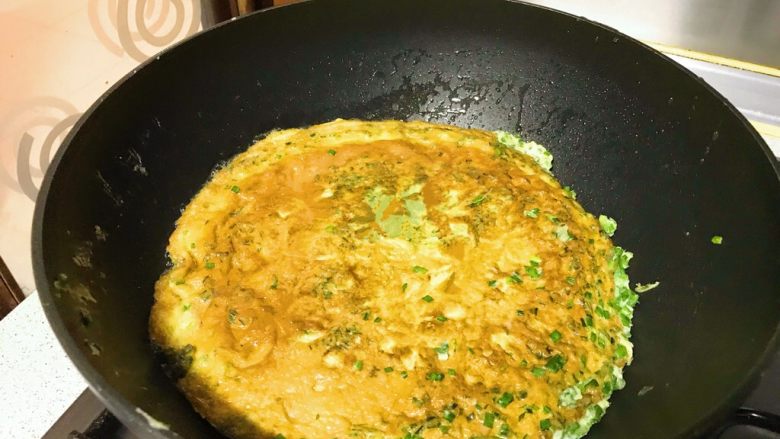 春游食谱～韭菜煎蛋,然后，在平移蛋饼回到原来的锅子里，煎到底部金黄出锅。