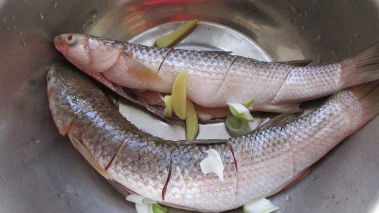 紅燒梭魚 主要食材 梭魚 分類 家常 做法 紅燒 材料梭魚蔥姜料酒醬油