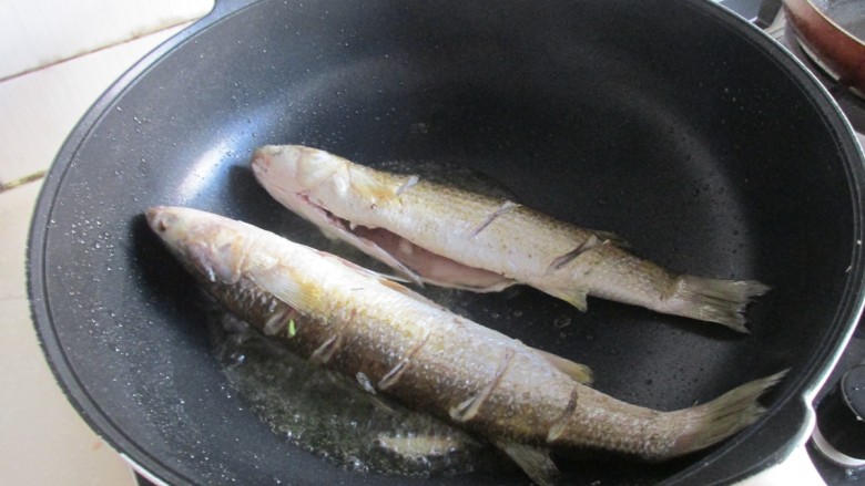 红烧梭鱼,把梭鱼放入煎至微黄，有了这个锅可放心的用喽，再也不怕煎鱼粘锅了。