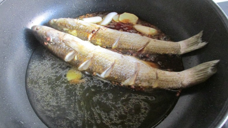 红烧梭鱼,加入适量的水。