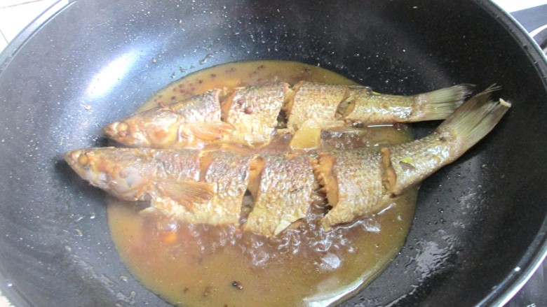 红烧梭鱼,加盐调味，收汁即可出锅。