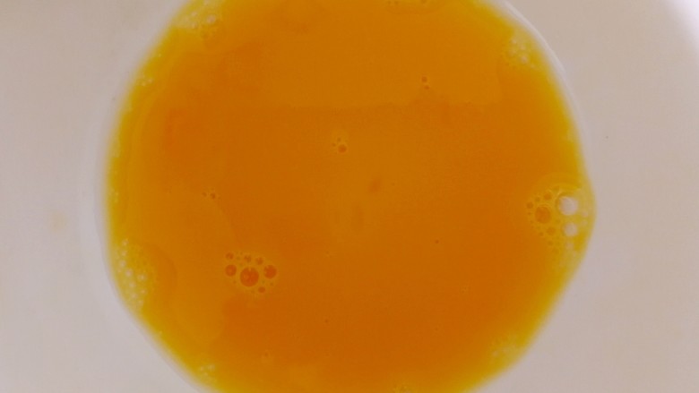 酸奶橙香小餐包～一次发酵超松软,这是预留的一点蛋液，用保鲜袋盖起来备用