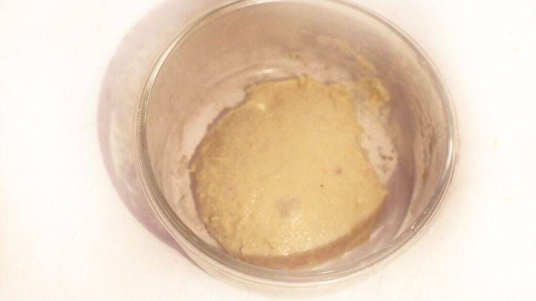 鲜奶哈斯,提前一天制作老面，将所有老面材料混合成无干粉状态，室温发酵一小时后入冰箱冷藏16小时。