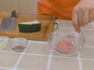 冬瓜丸子汤,撒微量的食盐，用手撵一点也可以。