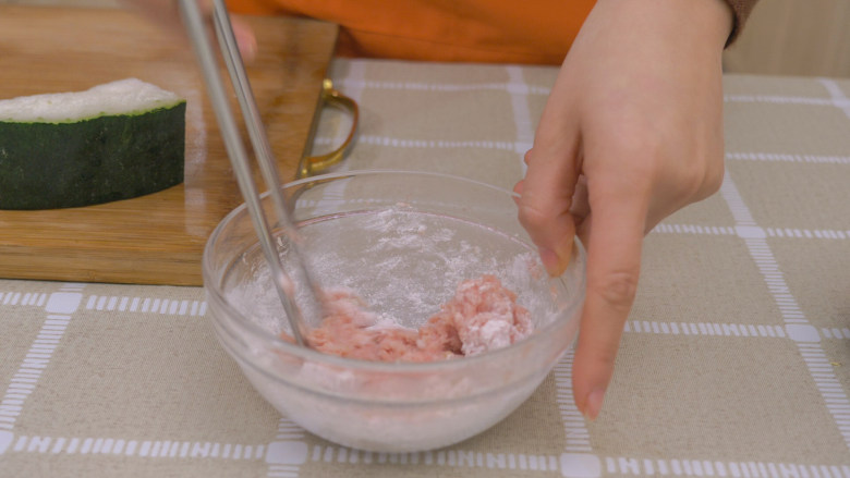 冬瓜丸子汤,搅拌到最后，可以将筷子直立插住不倒。