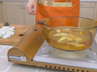 冬瓜丸子汤,水开后，加入葱段，姜片