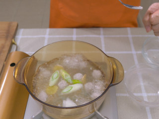冬瓜丸子汤,用手挤出肉馅，用勺子舀到锅内，尽量捏圆，捏紧。