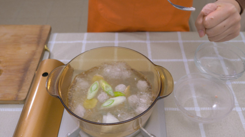 冬瓜丸子汤,用手挤出肉馅，用勺子舀到锅内，尽量捏圆，捏紧。