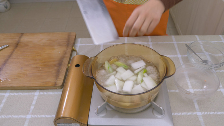 冬瓜丸子汤,丸子都飘起来后就可以下冬瓜片，一起煮10分钟。