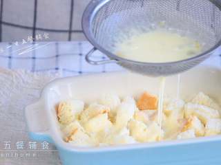 牛奶鸡蛋吐司布丁,将牛奶鸡蛋液过筛入烤碗中，过筛下布丁液会细腻很多。