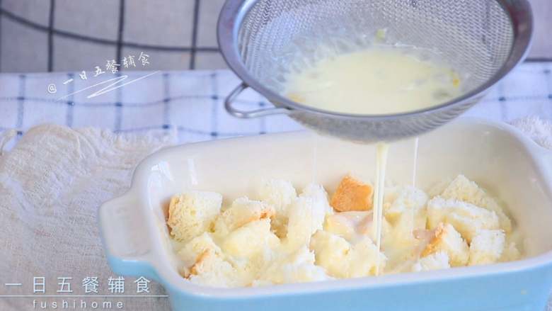 牛奶鸡蛋吐司布丁,将牛奶鸡蛋液过筛入烤碗中，过筛下布丁液会细腻很多。