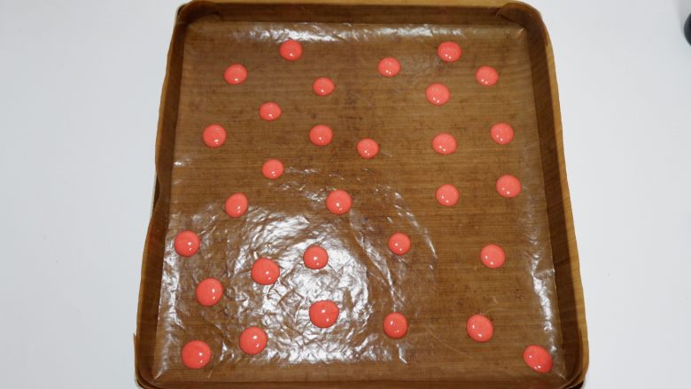 拯救零基础手残党—心形蛋糕卷，颜值新吃法,在烤盘上挤入大小相同的圆点。