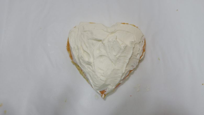 拯救零基础手残党—心形蛋糕卷，颜值新吃法,取出冷藏的奶油，均匀的抹在表面。