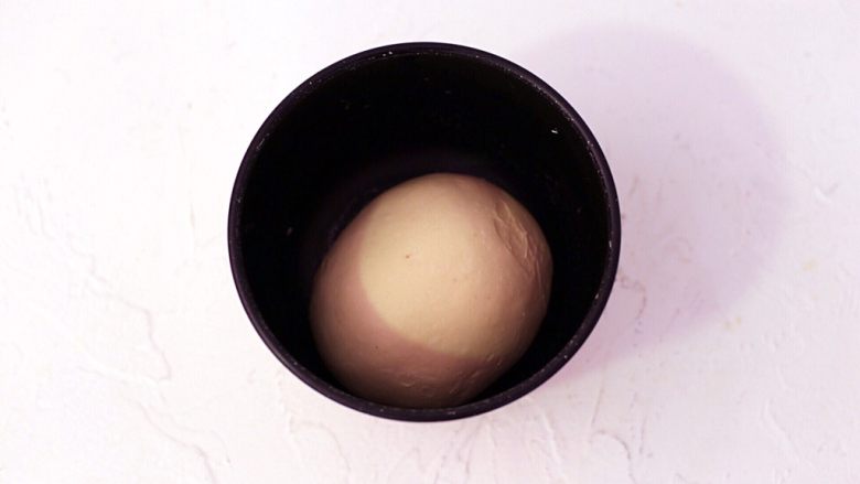 鲜奶哈斯,将面团滚圆放入盆中，面盆放入发酵箱29度湿度60%发酵一小时。