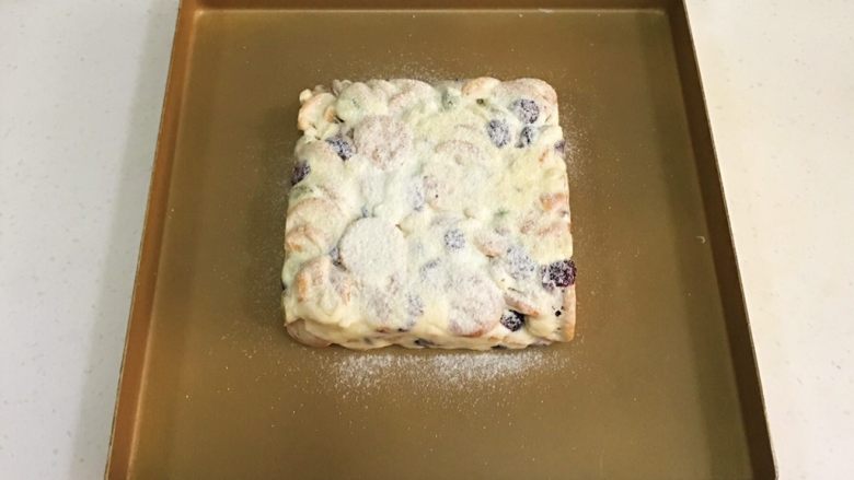 坚果雪花酥,给整形好的雪花酥筛上奶粉。