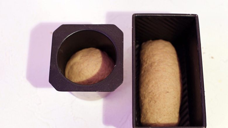 黑麦全麦粗粮吐司,将300克的面团整形圆形入圆柱模，将500克面团整长条形入吐司模，放入醒发箱，温度37度湿度70%发酵60分钟。
