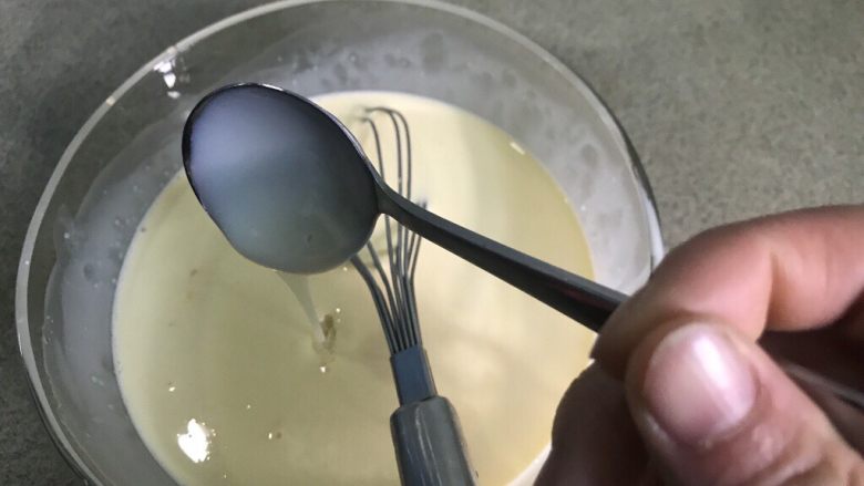 全蛋葡挞,第二勺炼乳加入 搅拌均匀