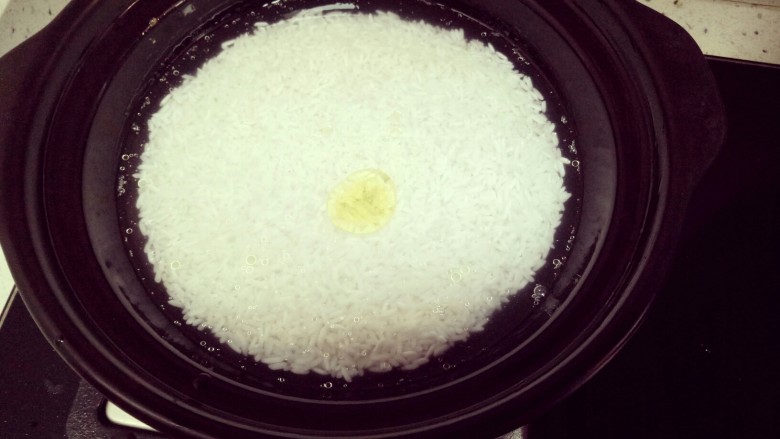 广式腊味煲仔饭,加入水没过米大概0.5公分的样子，米已经泡过了，不要太多水了，中间滴一滴油，盖上锅盖，中火闷开以后，转小火5分钟。