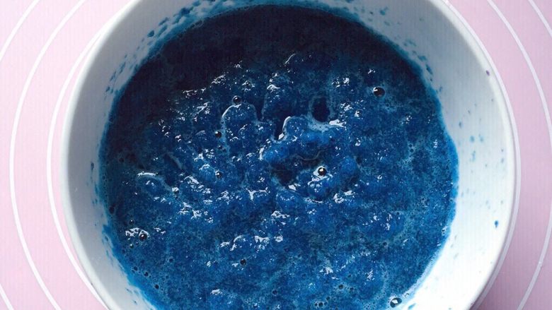 花卷馒头,搅拌均匀就变成蓝色的啦，好神奇吧。