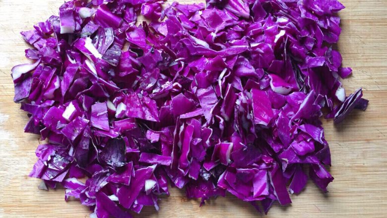花卷馒头,先将紫甘蓝清洗干净，切成小块。