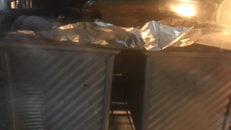 70％蜂蜜蛋白吐司,送进提前预热好的烤箱中下层上下火175度40分钟，表面稍有上色立即加盖锡纸