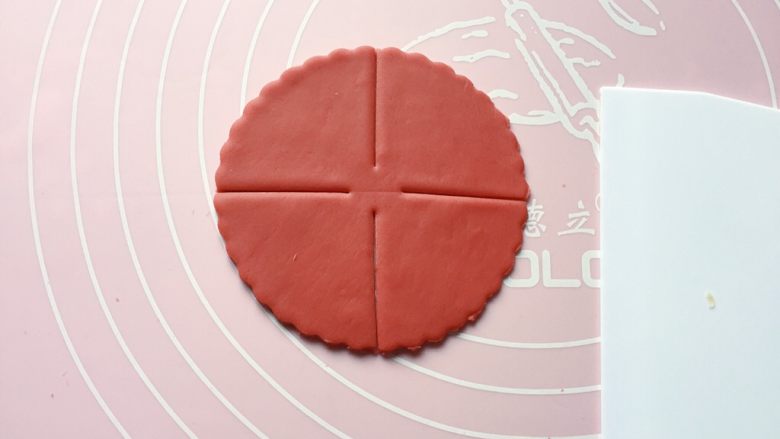 红花馒头,如图：用刀将圆面饼均匀地切成四等份，中间留一点不要切断。
