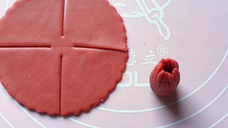 红花馒头,如图：用厨房专用小剪刀在圆锥的顶部剪开成十字形。