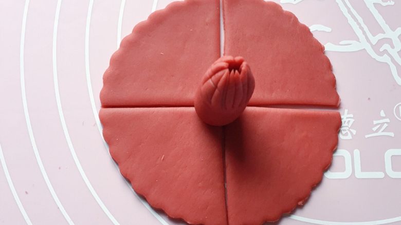 红花馒头,如图：剪好后，放在切好的圆面饼中间做花芯。