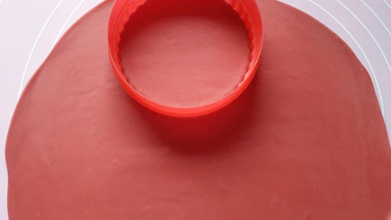 红花馒头,用圆形模具压出圆饼状。