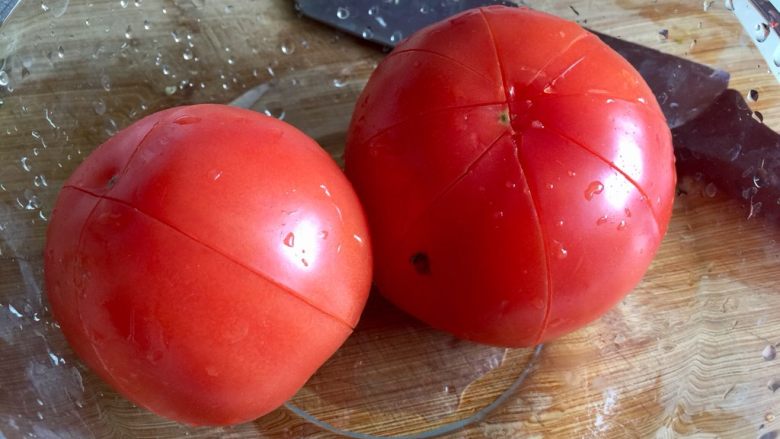 红掌拨清波➕番茄木耳烩花菜,番茄表面划十字花刀备用