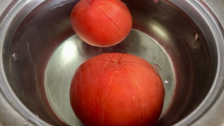 红掌拨清波➕番茄木耳烩花菜,烫过花菜的热水放入番茄，烫两三分钟，方便去皮
