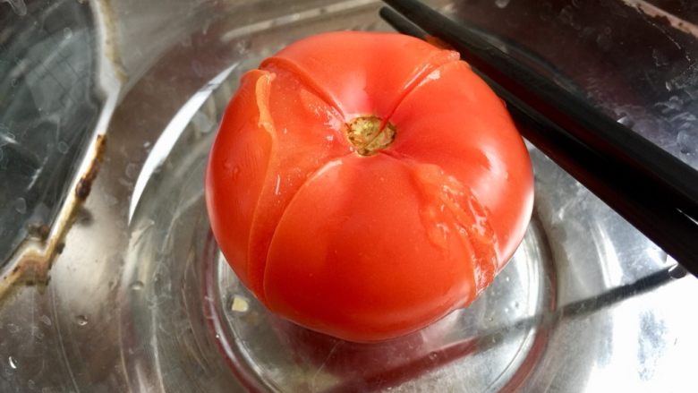 红掌拨清波➕番茄木耳烩花菜,烫过的番茄皮自然翘起
