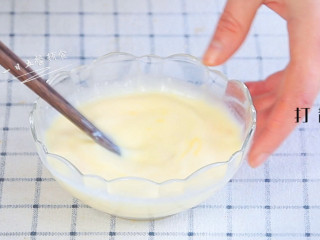 牛奶鸡蛋吐司布丁,1个鸡蛋打入100克纯牛奶中，打散鸡蛋。
>>1岁以下宝宝牛奶可以是配方奶，母乳。1岁以上可以选择纯牛奶，纯羊奶。部分牛奶过敏的宝宝要么选择深度水解奶粉，要么直接用水替代；部分蛋清过敏的宝宝用2个蛋黄。
