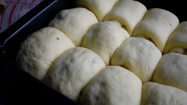 紫薯小排包,放入烤盘中，温暖的地方二次发酵至两倍大。