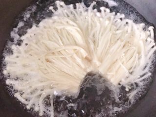 培根卷金针菇,烧开水，把金针菇放进去焯半分钟，捞出过凉水，挤出多余水分