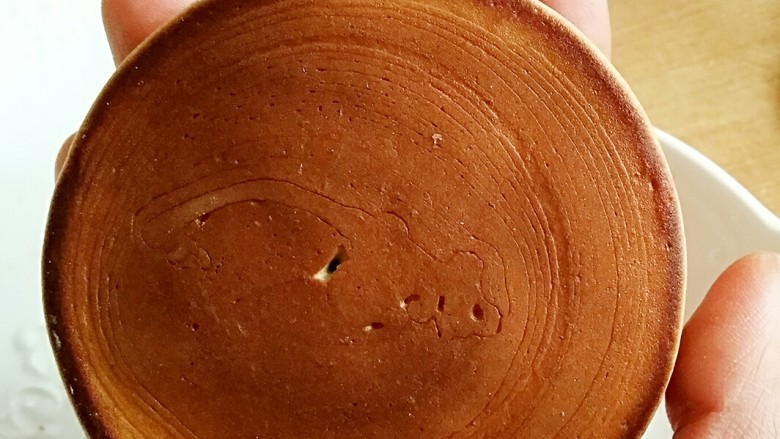 抹茶铜锣烧,用同样的方法做完所有的粉糊，两片铜锣烧夹起蜜豆馅就齐活了。
