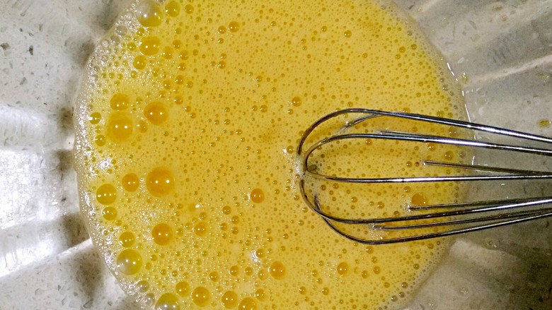 芝香蛋卷,将白糖和蛋液一起打散，打到白糖完全融化在蛋液中。