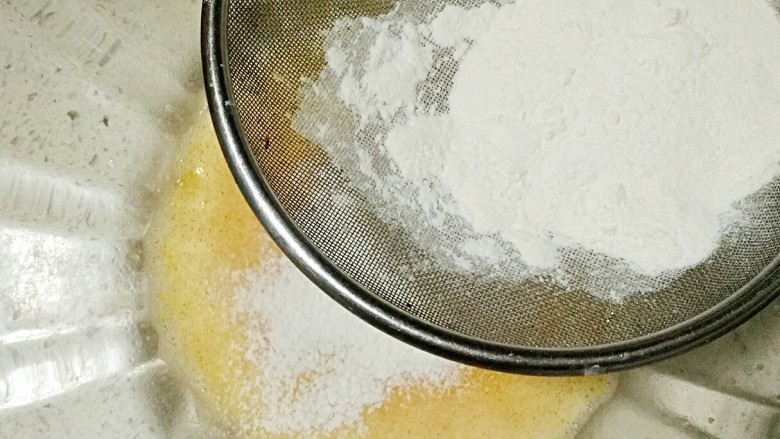 芝香蛋卷,在打好的蛋液中筛入低粉。