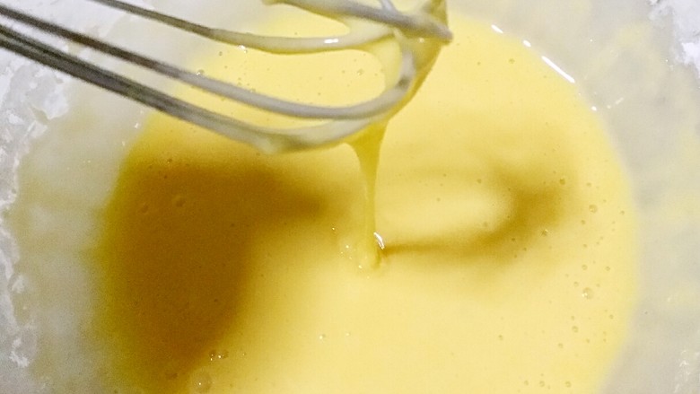 芝香蛋卷,继续打匀，让油和粉糊完全融合。