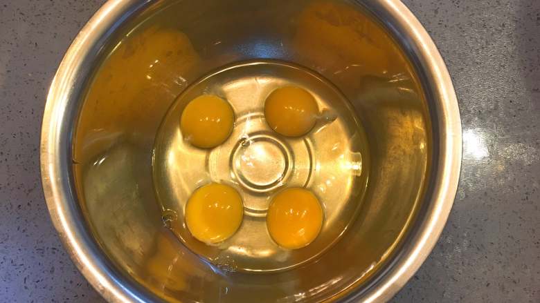 適合做生日蛋糕胚子的戚風蛋糕（八寸）,雞蛋直接打入盆。
從第一步開始，我便開始“偷懶”了……
①雞蛋一定要選用新鮮的雞蛋，雞蛋的最佳使用日期是在15天左右；
②雞蛋入盆時盡量降低高度，減少震蕩。
做到以上兩點，蛋清和單黃是會很融洽的待在自己應該待的地方。