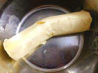 花环曲奇 颜值爆表,黄油室温软化至可以用刮刀按压开来。
(夏天2小时就可以，冬天最好提前24小时从冰箱取出到室内。)