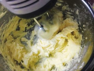 花环曲奇 颜值爆表,启动打蛋器，中低速开始打发黄油。